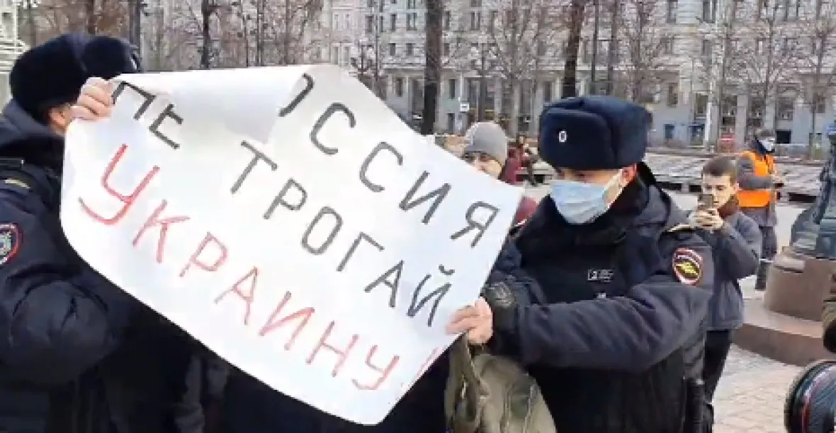 VIDEO: Šest lidí protestovalo v Moskvě proti invazi na Ukrajinu, policie je hned zadržela