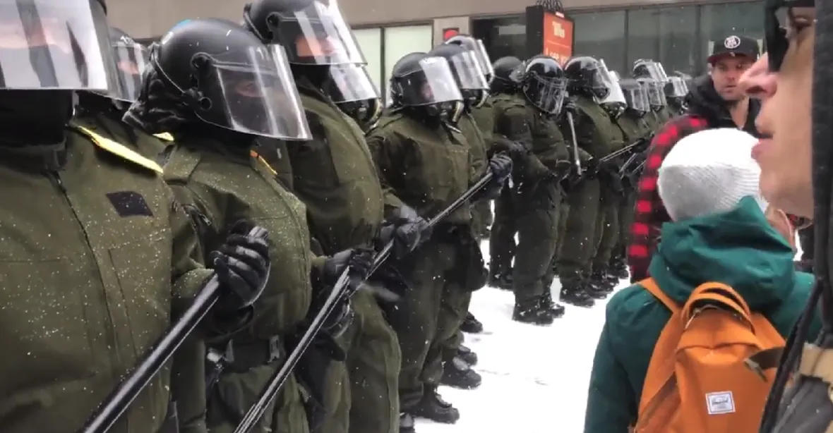 VIDEO: Brutální zásahy policistů v Ottawě. Zadrželi 170 protestujících