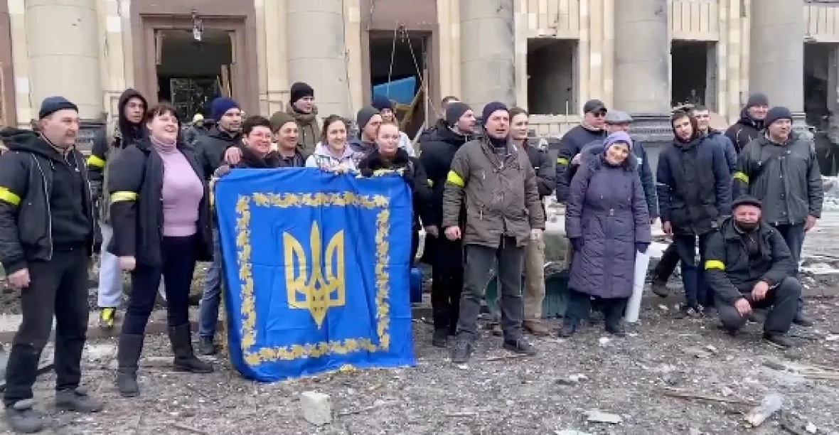 VIDEO: „Ruská raketo, jdi do pr...,“ skandují Ukrajinci na rozbombardovaném náměstí
