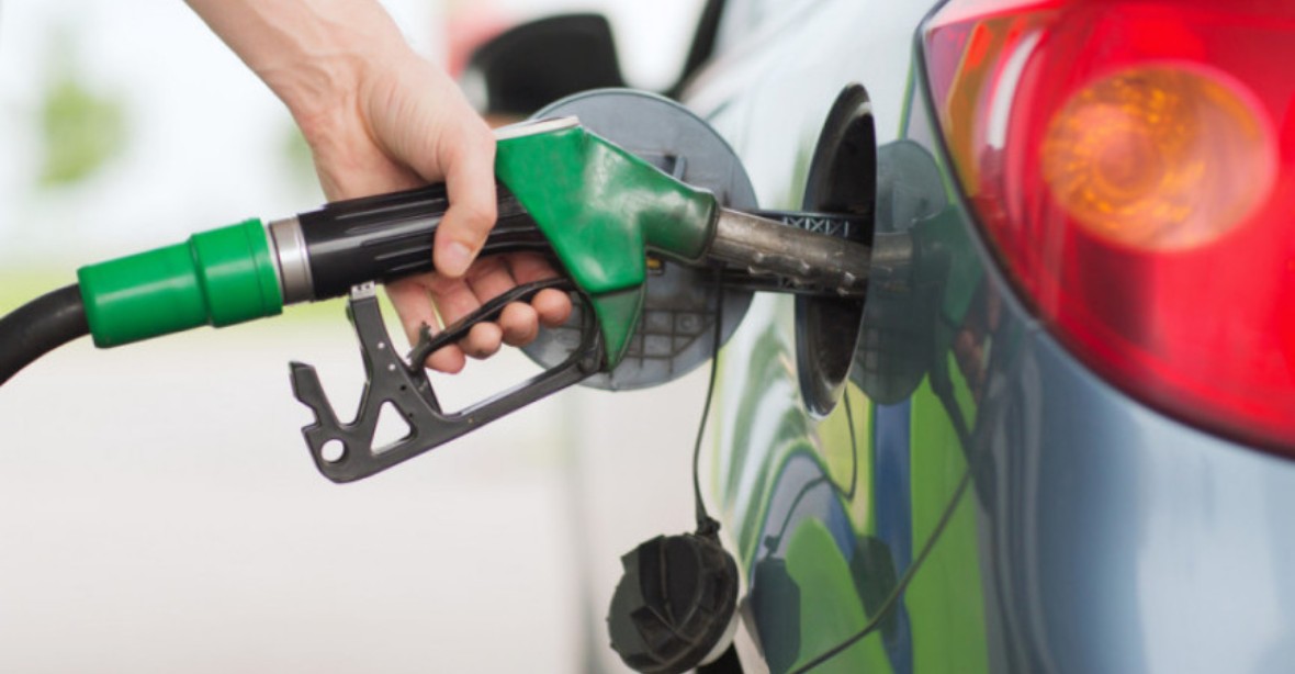 Benzín stále zdražuje. Kvůli válce může stát přes 55 korun, tvrdí ekonomové