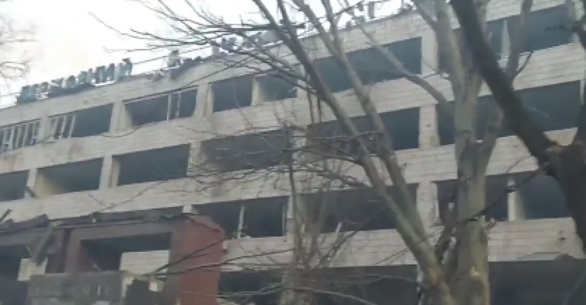 Mariupol v troskách. Mrtvoly na ulicích, ostřelování koridorů a přes tisíc mrtvých civilistů