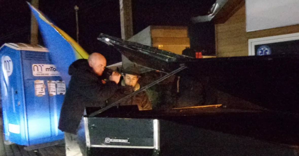 VIDEO: Známý pianista přijel zahrát zmrzlým uprchlíkům na ukrajinskou hranici