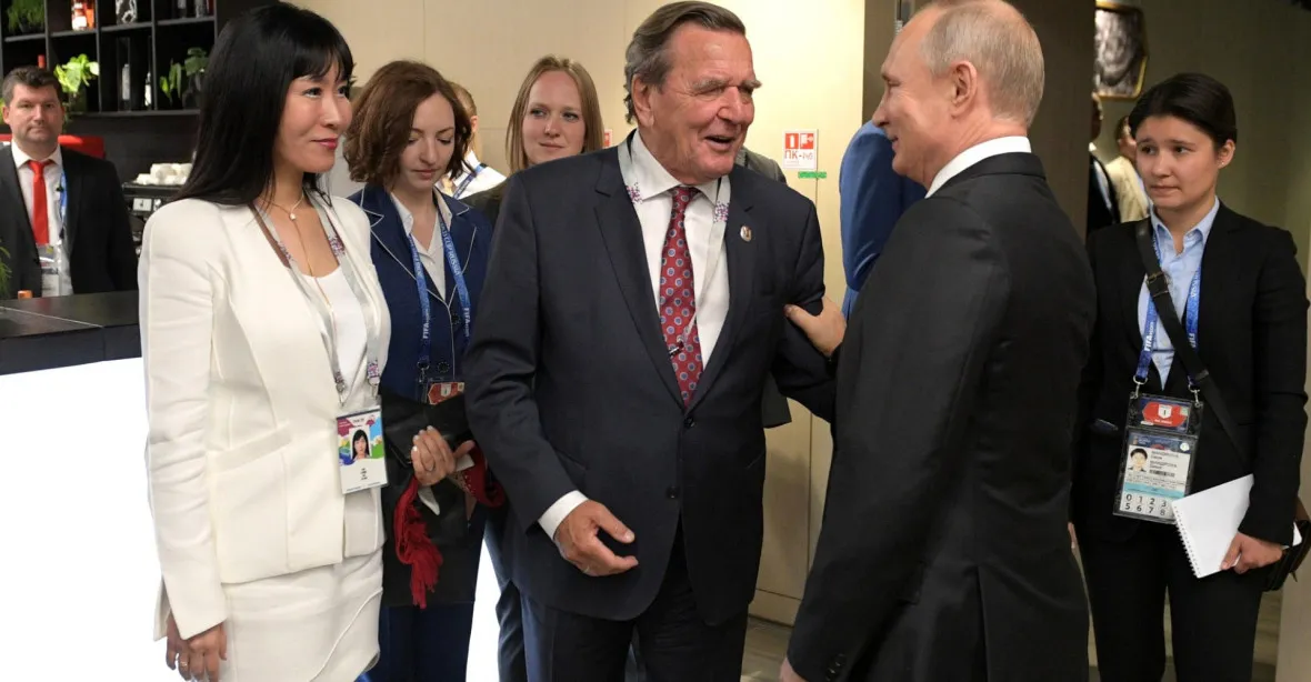 V Moskvě s Putinem, v Istanbulu s Ukrajinci. Schröder vyjednává bez pověření z Berlína