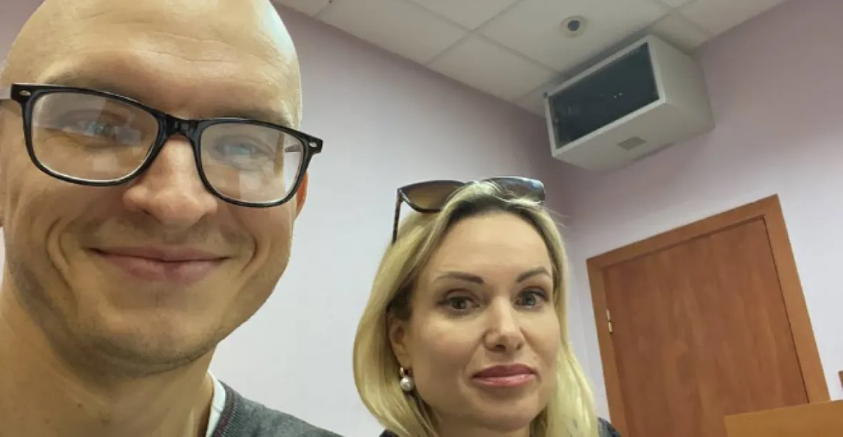 Statečná ruská novinářka má zatím zaplatit pokutu 30 000 rublů, hrozí jí až 15 let vězení