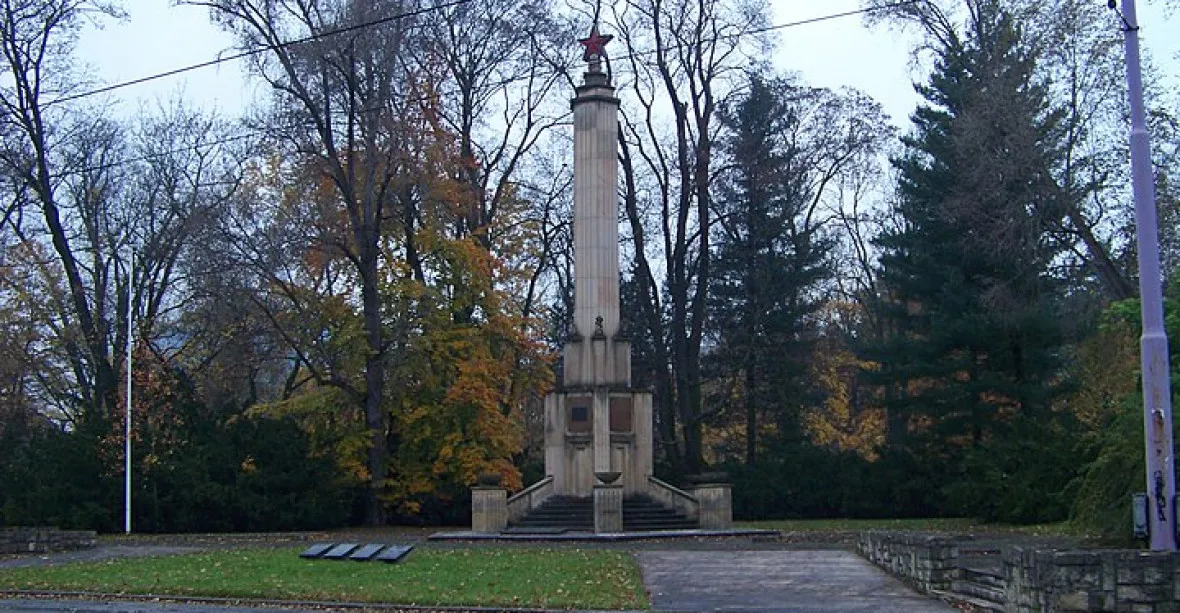 Na památník Rudé armády v Olomouci vandal nakreslil hákové kříže