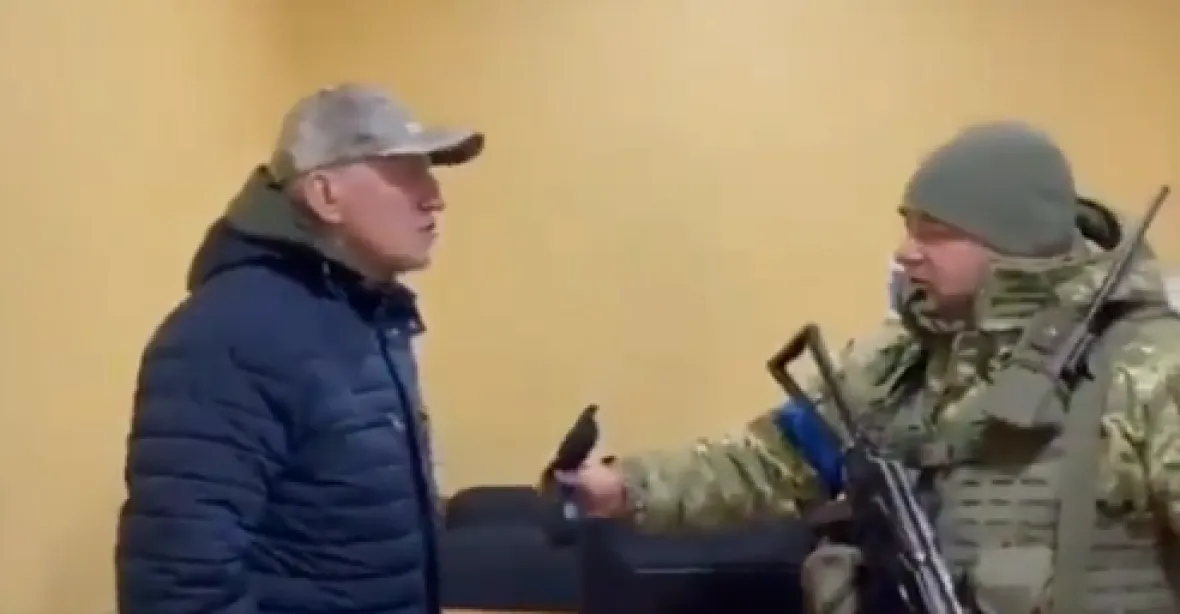 VIDEO: Ukrajinci hodili po běloruském velvyslanci sáček s 30 stříbrnými