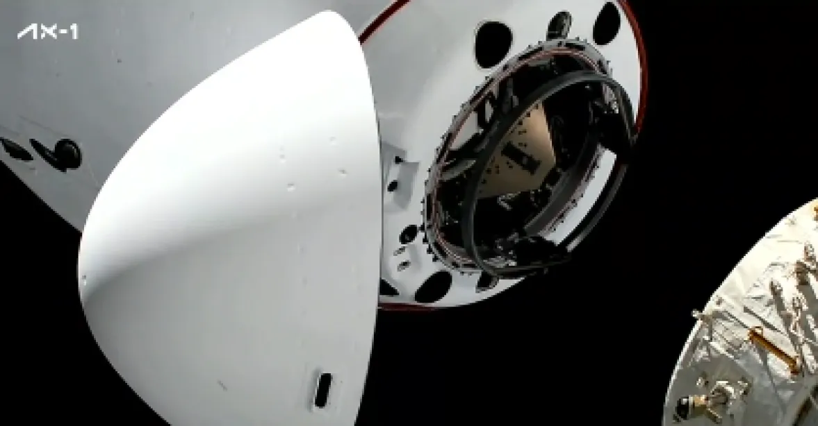 Muskova loď dopravila na ISS první soukromé turisty