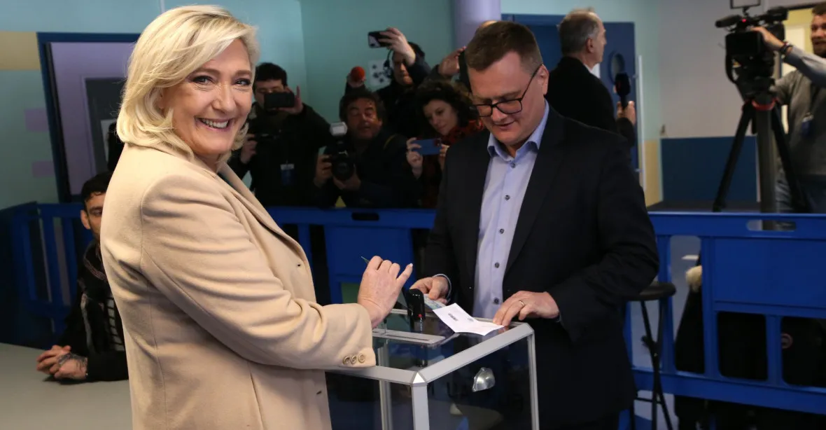 Volební účast rozhodne o prezidentovi Francie. Letos je nižší než v roce 2017