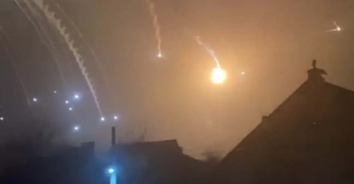 Z Kyjeva a dalších ukrajinských měst jsou hlášeny exploze
