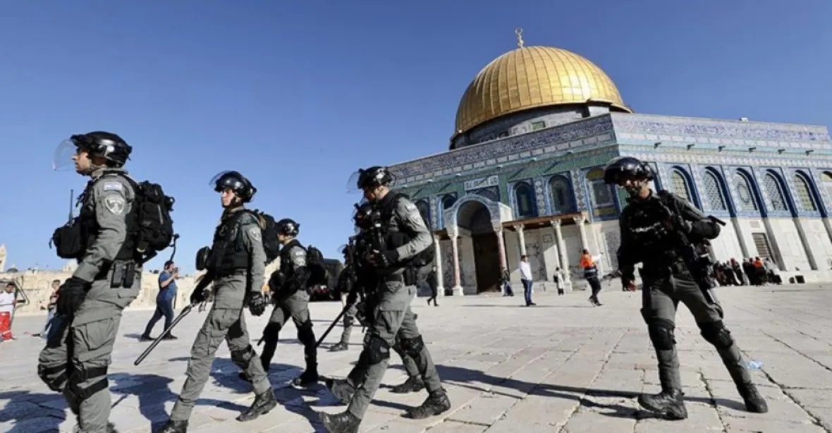 Nepokoje v mešitě. Izraelská policie pozatýkala na 500 Palestinců