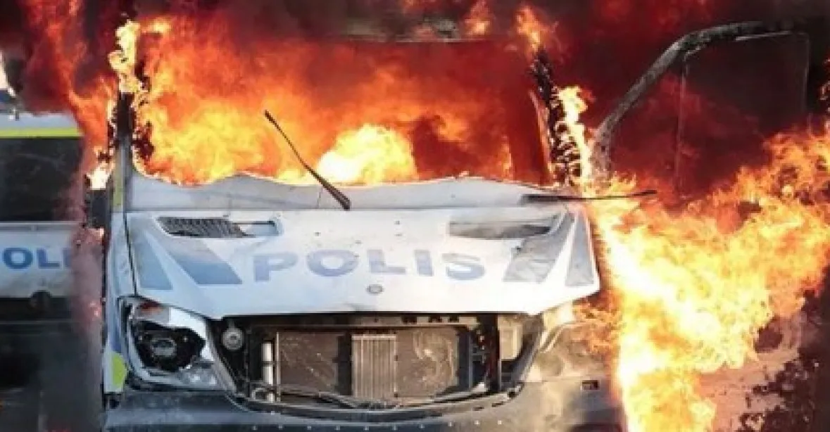 Při protestech proti pálení koránu ve Švédsku se zranilo 40 lidí. Většinou policistů