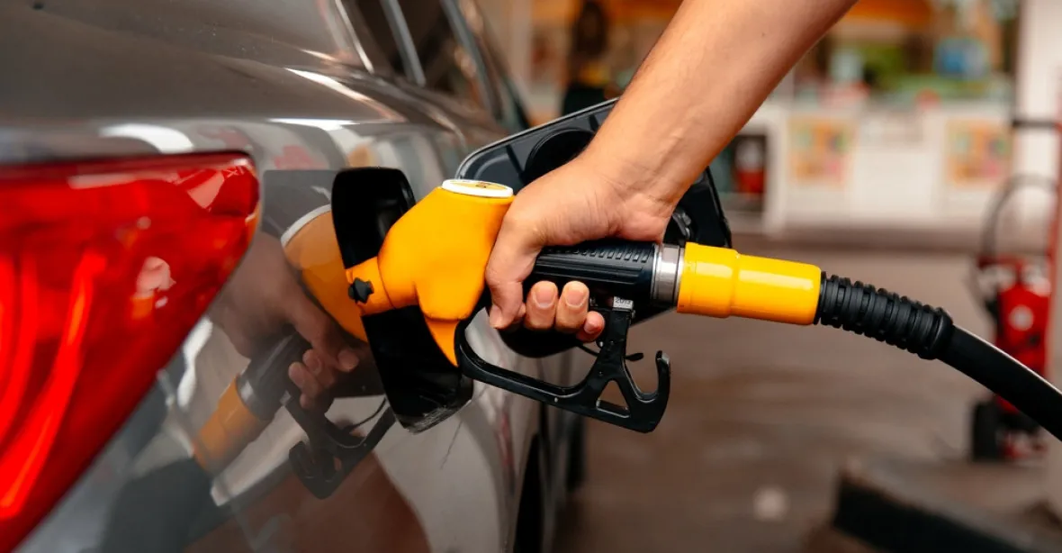 Spotřební daň z nafty a z benzinu klesne o 1,5 Kč. Schválili to zrychleně poslanci