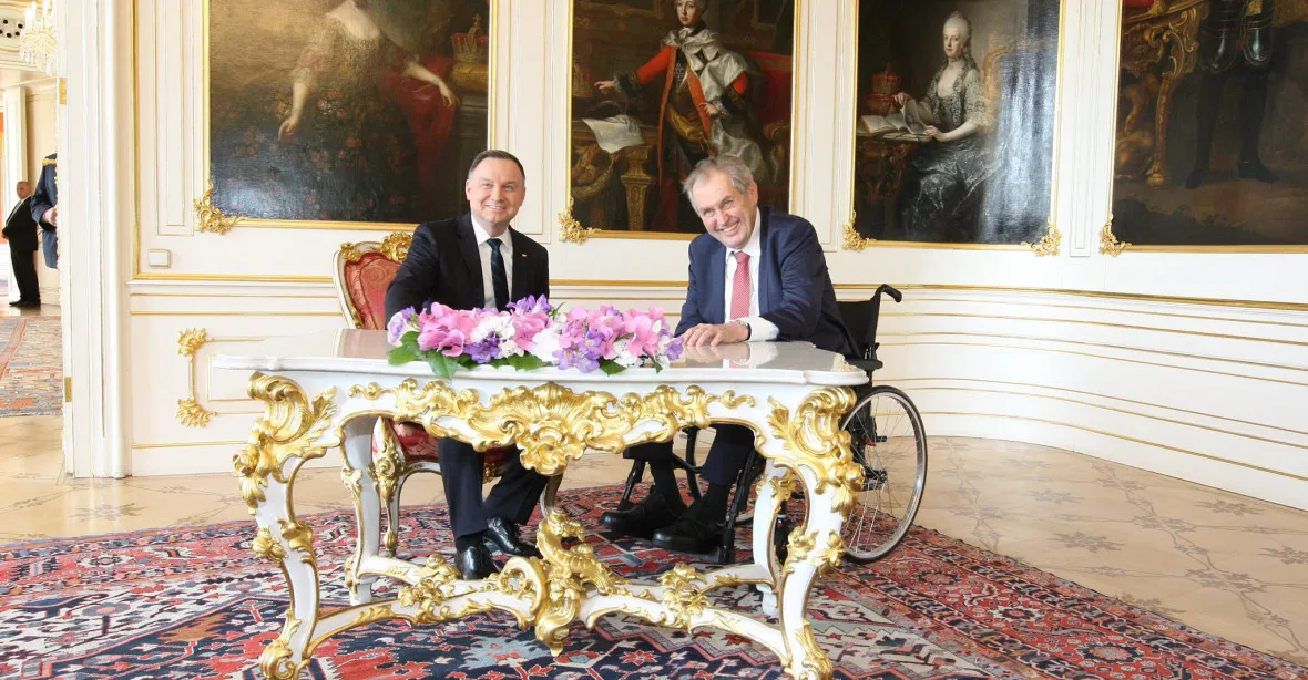Andrzej Duda je v Praze. Na Hradě ho přivítal český prezident Miloš Zeman