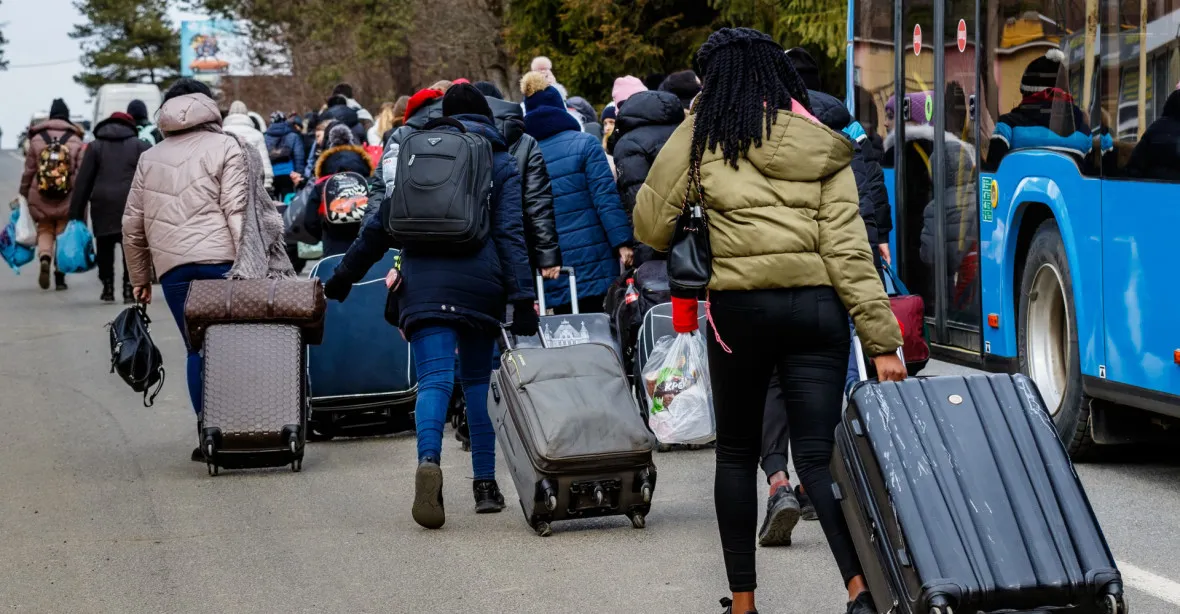 Romští uprchlíci v Brně odmítli ubytování a udělali si stanoviště u nádraží