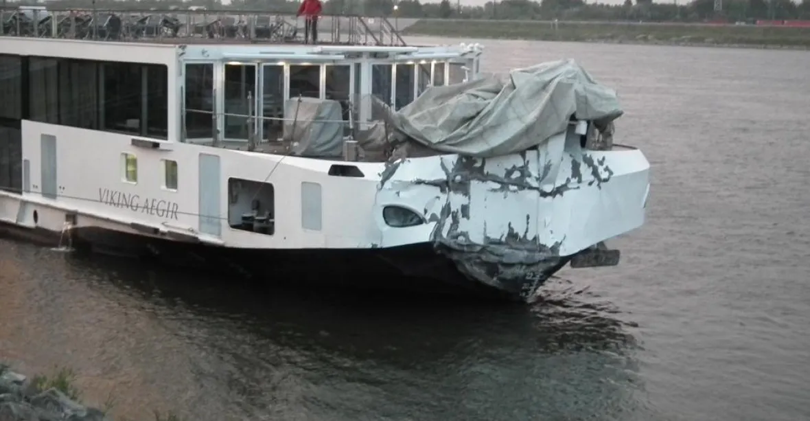 Výletní loď na Dunaji narazila v noci do mostu. Zranilo se sedm lidí