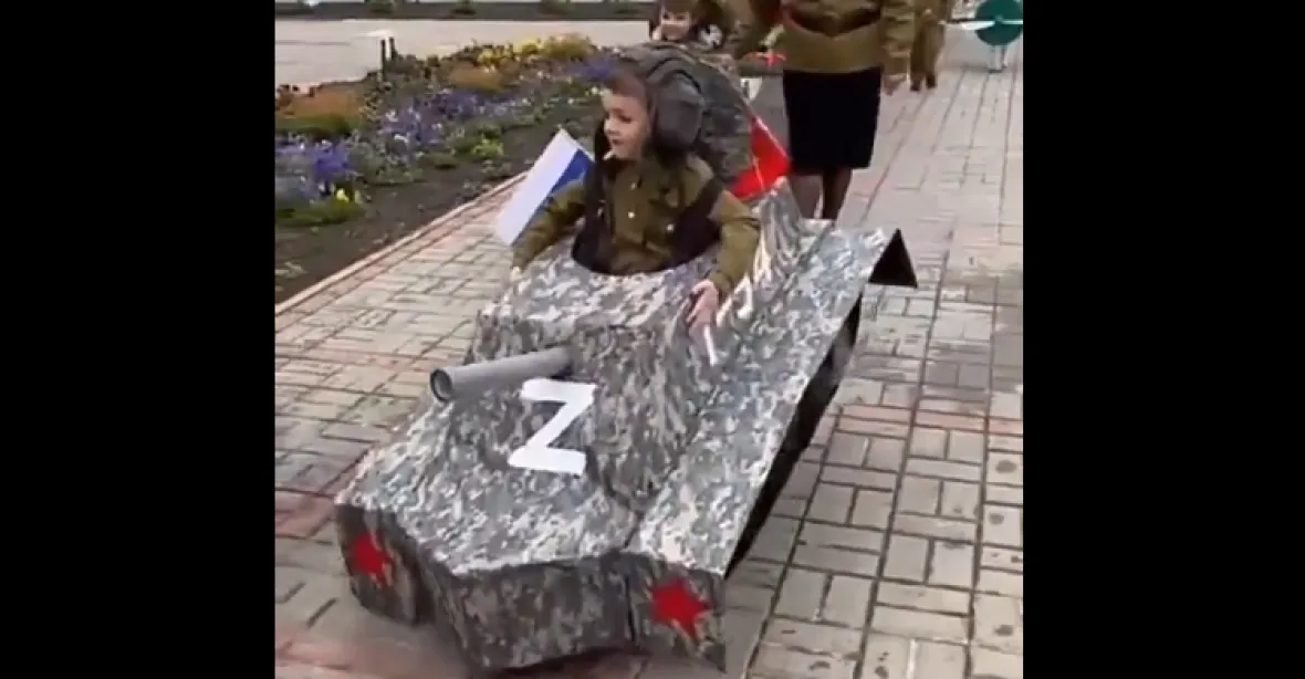 VIDEO: Děti jako tank s písmenem Z. Záběry z ruských školek děsí