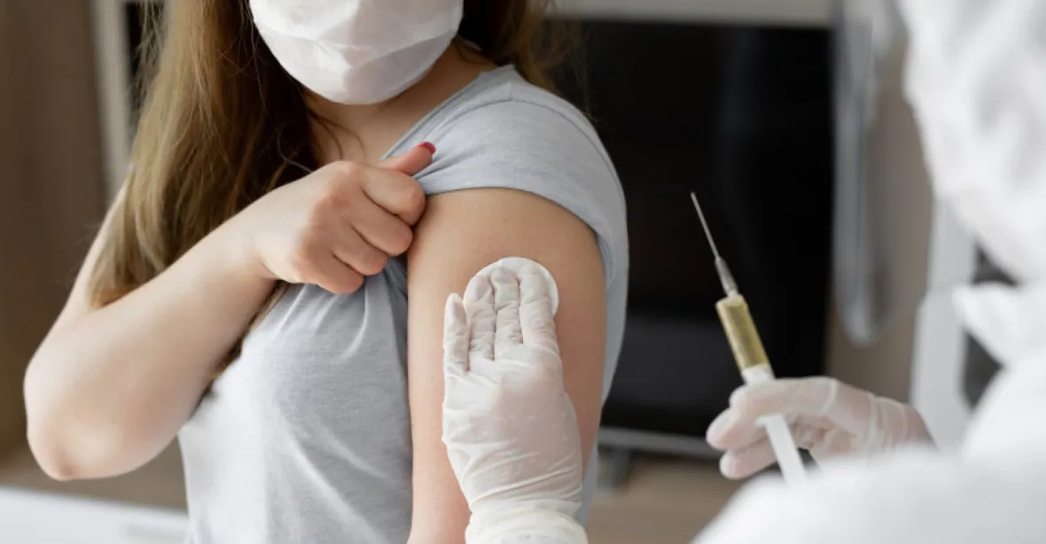 Dvě dávky očkování sníží riziko hospitalizace o více než 80 %, ukazují data