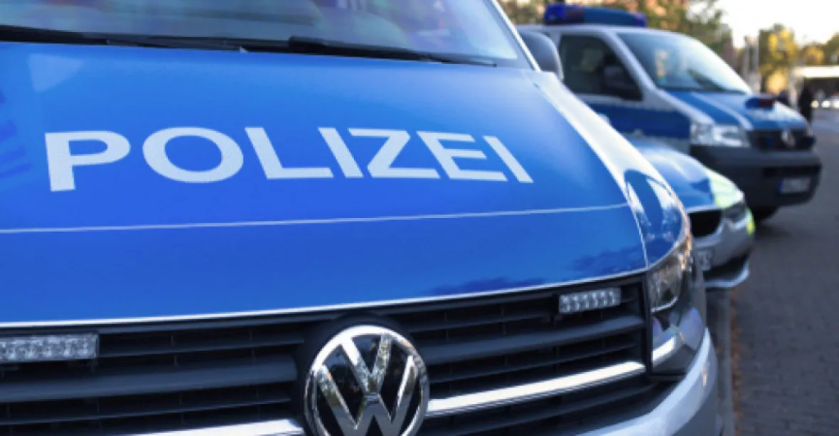 „Krutý čin.“ Muž v německém vlaku pobodal pět lidi. Úřady vyšetřují, zda je islamista