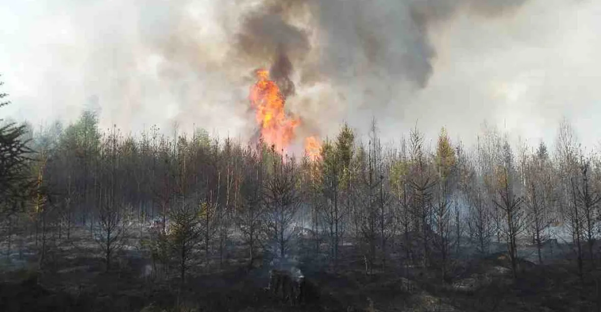 U Brna hoří les, hasiči vyhlásili třetí stupeň poplachu