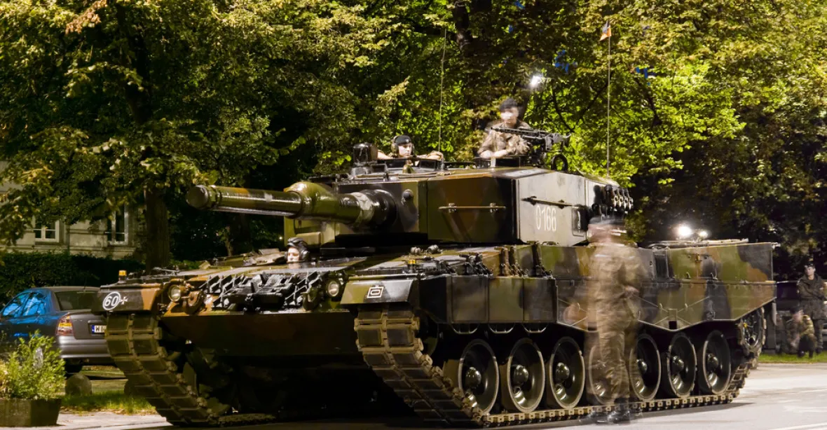 Česko dostane z Německa 15 starších tanků Leopard 2A4, dalších až 50 nových si koupí