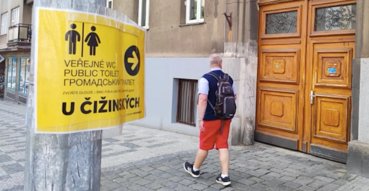 WC zdarma: Přijďte na toaletu ke starostovi Prahy 7, vyzývá cedule před domem Čižinského