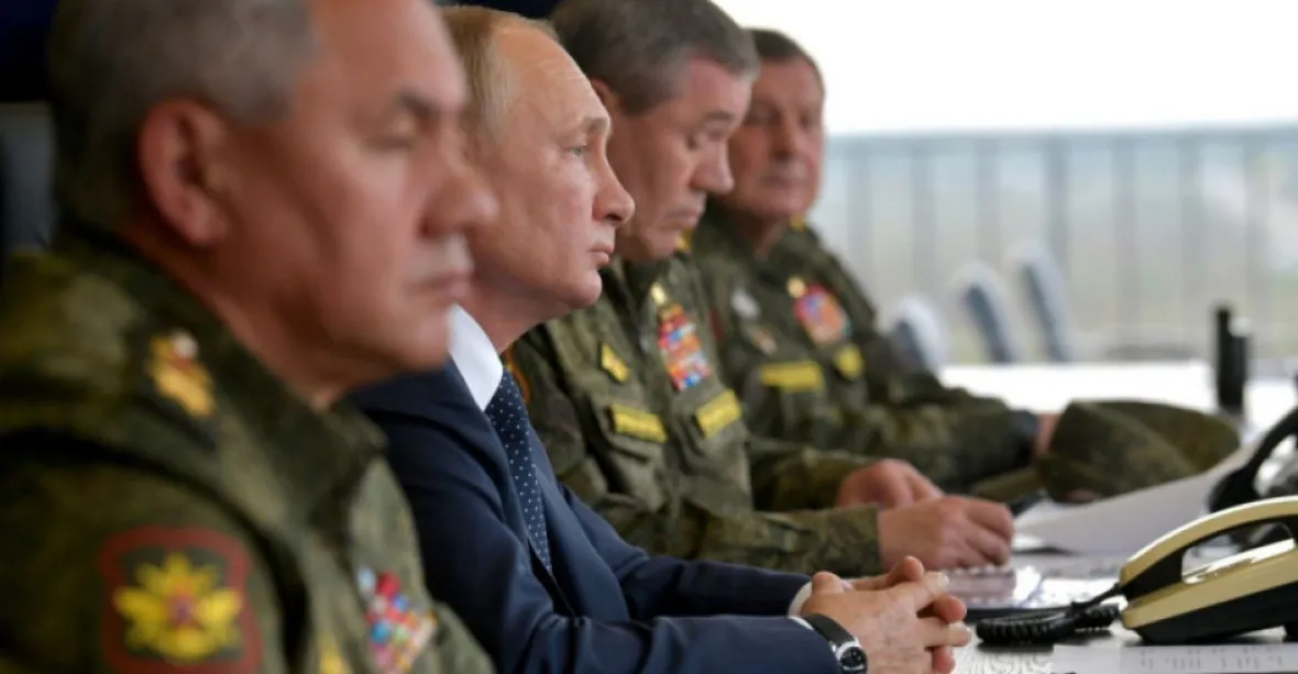 Zemětřesení v ruské armádě. Kreml zbavuje generály funkcí, Gerasimov zřejmě zůstává, říkají Britové