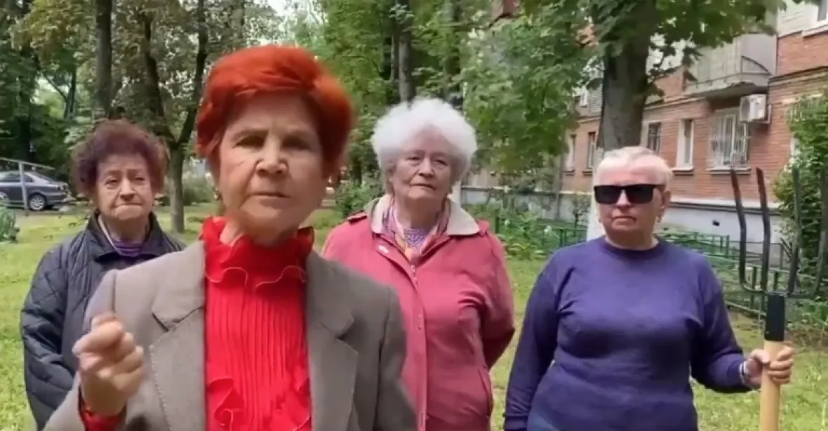 VIDEO: Napíchneme tě na vidle, vyhrožují ruské seniorky Borisi Johnsonovi