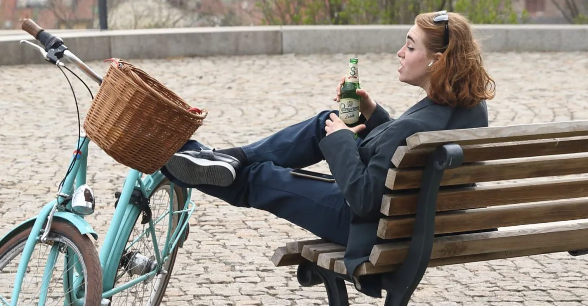 Praha plíživě rozšiřuje zákaz pití alkoholu. Lidé musí doufat, že policie „přimhouří oči“