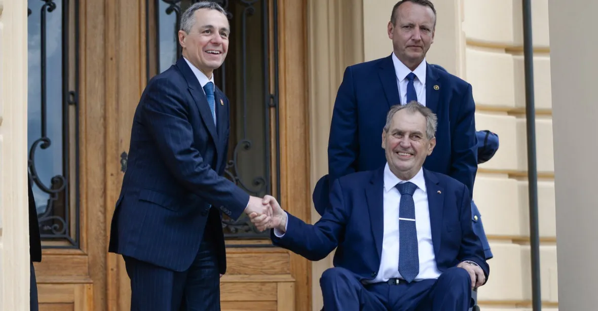 Zeman přijal v Lánech švýcarského prezidenta Cassise. Při hymně vstal z vozíku