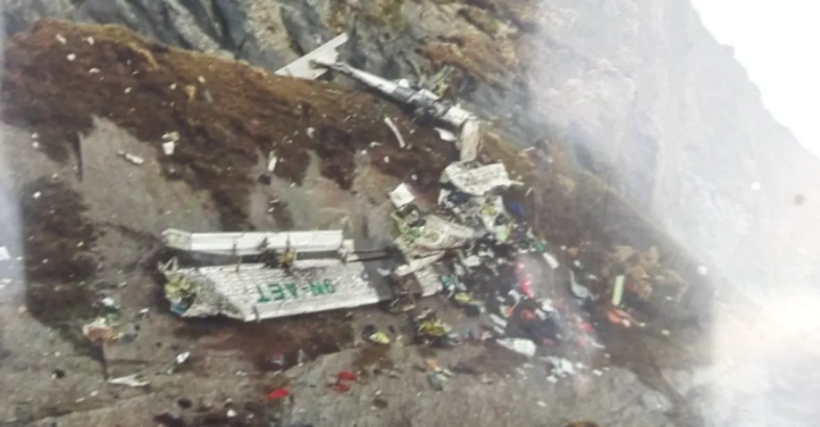Letadlo s turisty ztracené nad Nepálem havarovalo. V horách se našly trosky