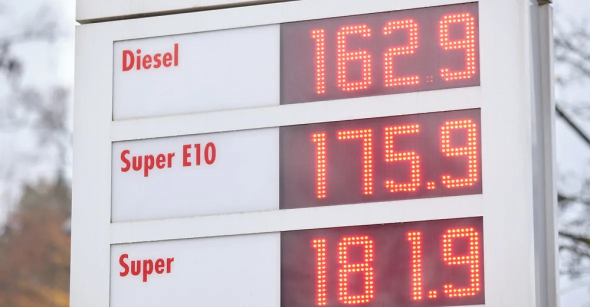 Češi snížili daň za benzin jen mírně, Němcům spadla cena i o více než 8 korun