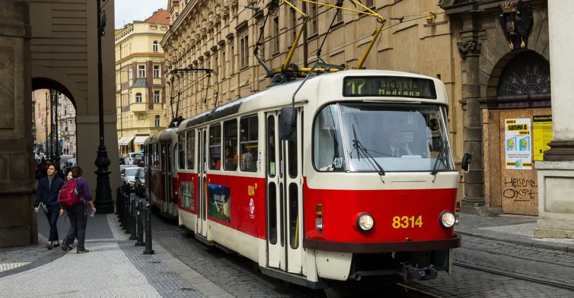 Mohutný výpadek elektřiny v Praze zastavil i metro. Hasiči vyprošťovali lidi z výtahů