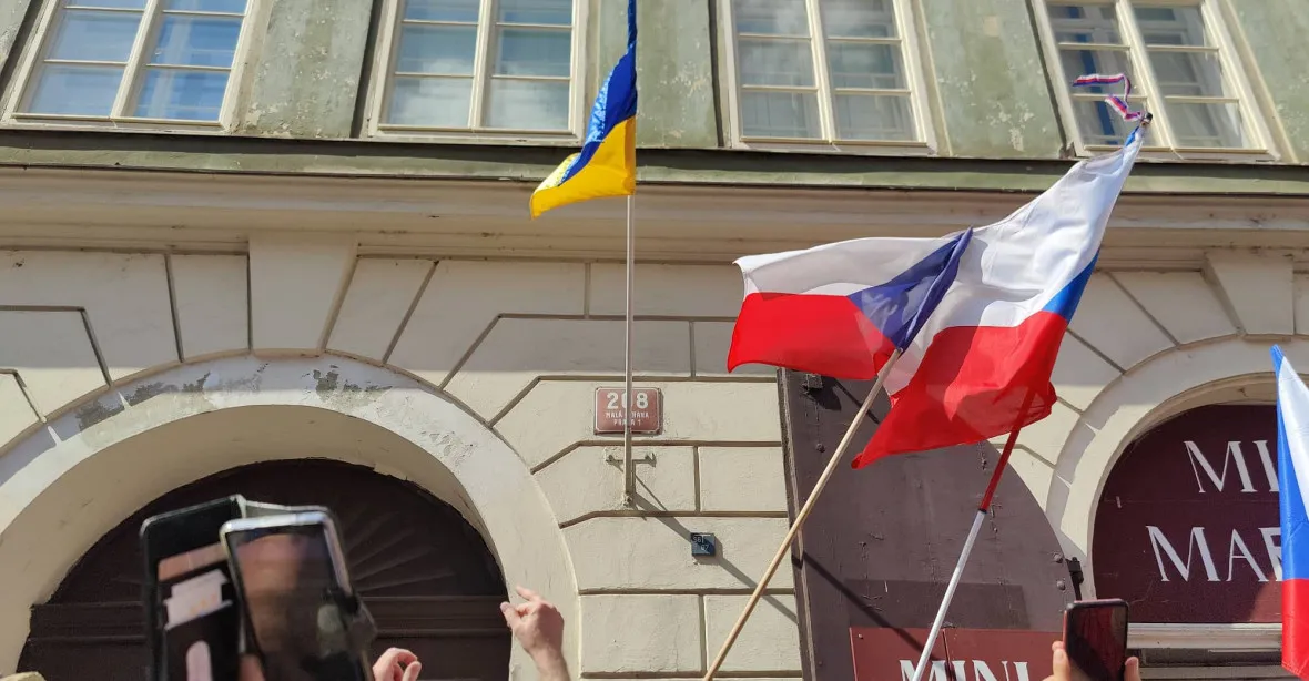 VIDEO: Boj o prapor. Odpůrci vlády se pokusili strhnout z budovy vlajku Ukrajiny