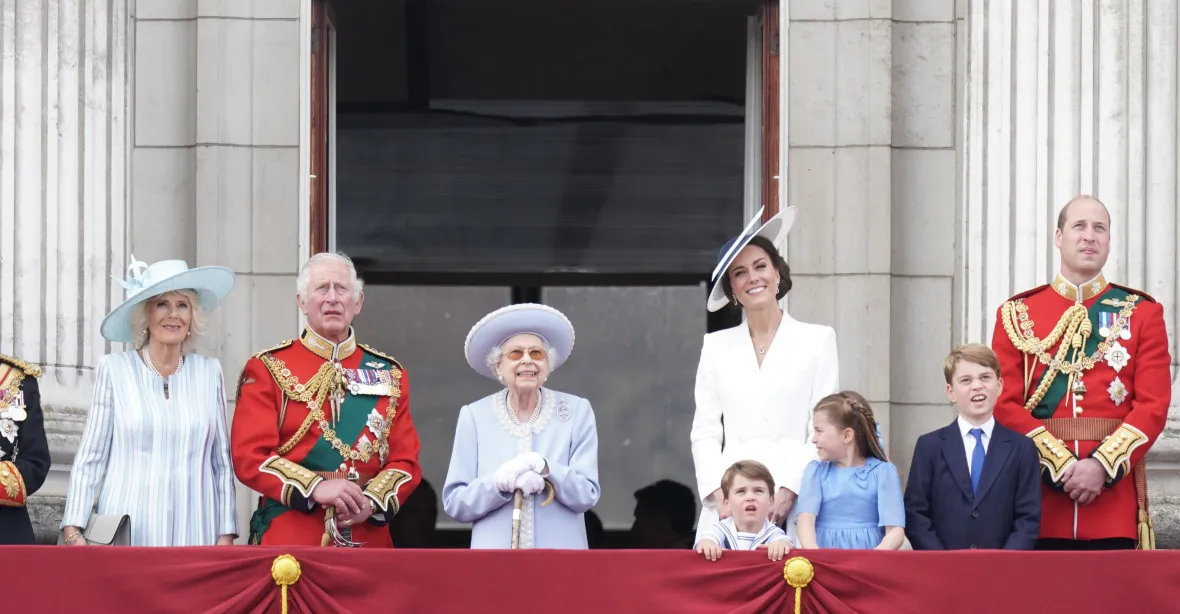 Královna vynechává část programu svých oslav. Ve Windsoru vše sleduje v televizi