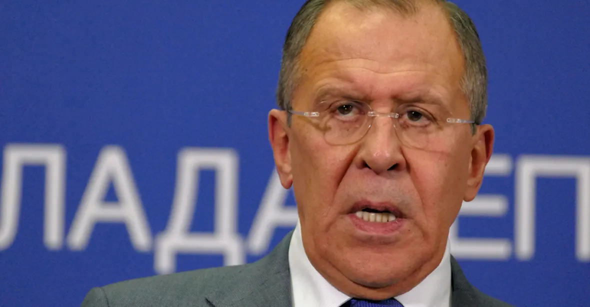 „Bezprecedentní, nemyslitelné a hanebné,“ zuří Lavrov nad zkaženou cestou do Srbska