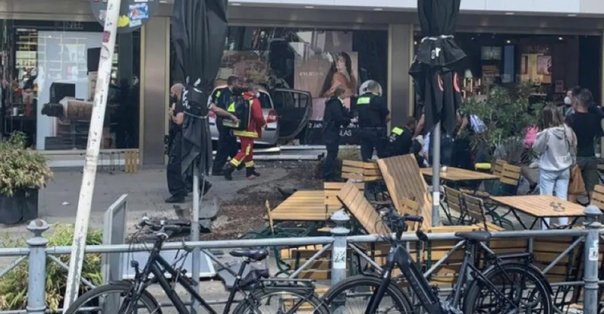 Řidič v Berlíně najel do davu. Záchranáři hlásí desítky zraněných a jednoho mrtvého
