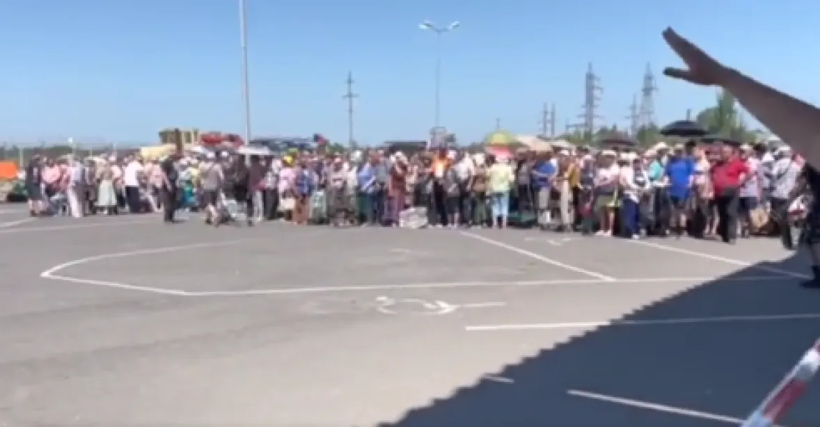 VIDEO: Mariupol po „osvobození“ Ruskem. Zástupy stojí na jídlo až 6 hodin