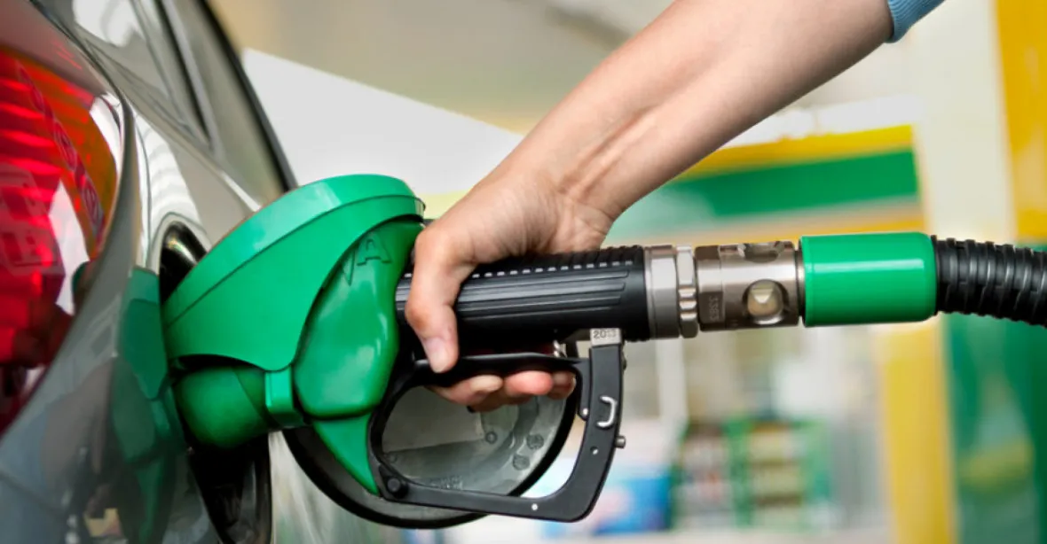 Cena benzinu nepřestává trhat rekordy. Roste každým dnem