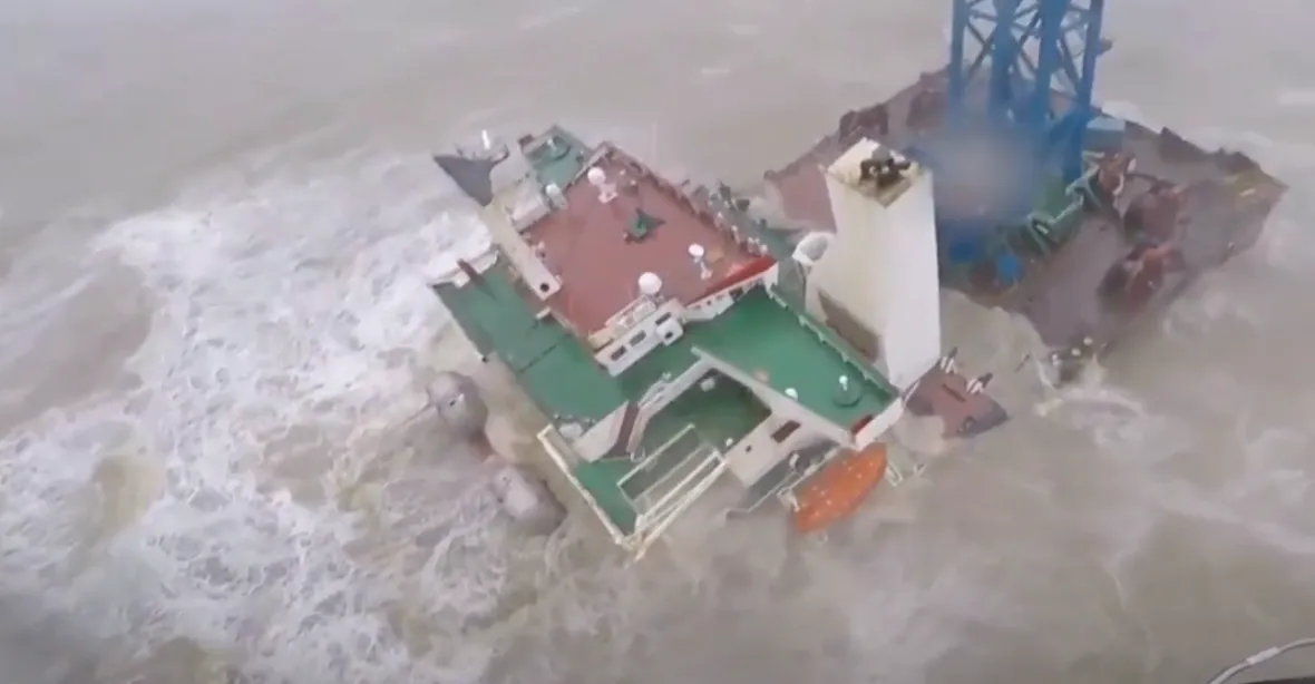 Tajfun potopil loď u Hongkongu. Pohřešují se desítky námořníků