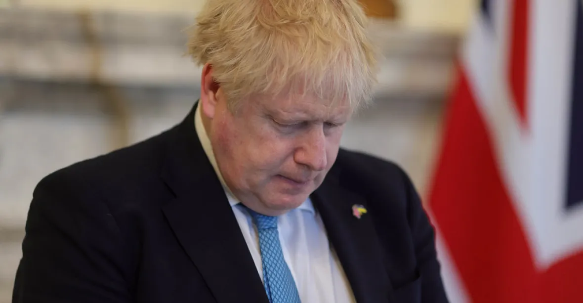 Johnson skončil v čele konzervativců, premiérem zatím zůstane