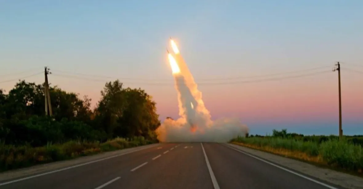 Ukrajinci míří raketami za frontu. HIMARS vyhazují do vzduchu ruské sklady munice