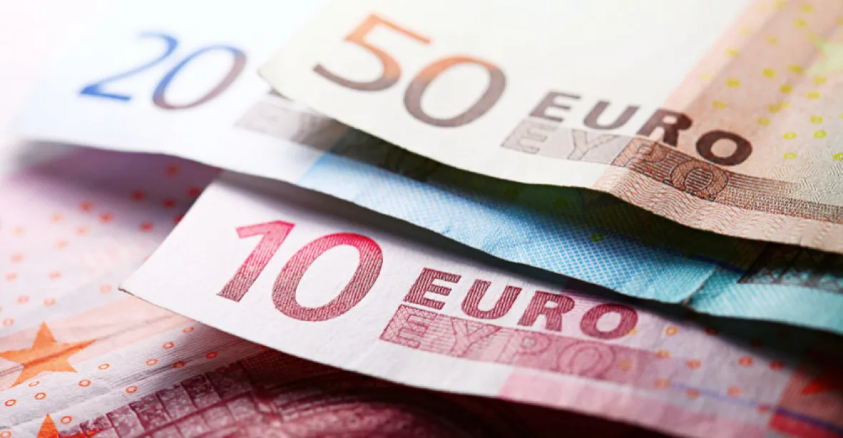 Euro = dolar. Evropská měna se propadla na dvacetileté minimum