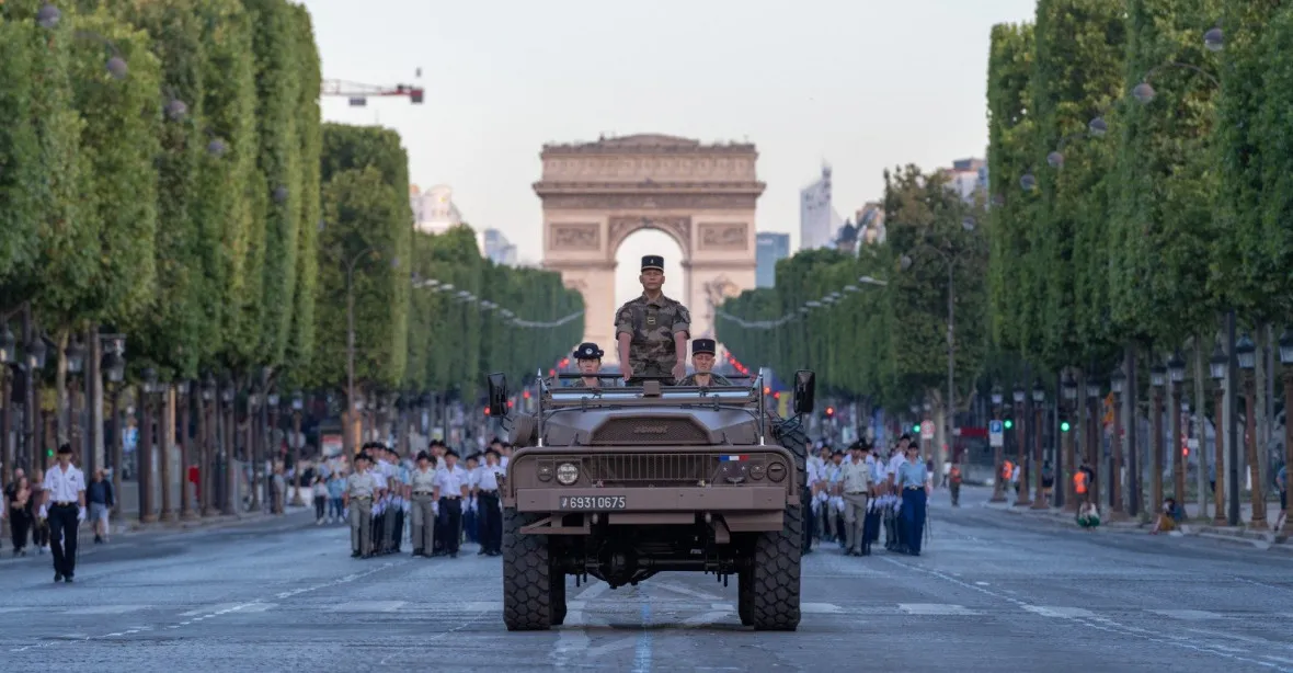 VIDEO: Francie si připomíná pád Bastily, v přehlídce se ukázali i čeští vojáci