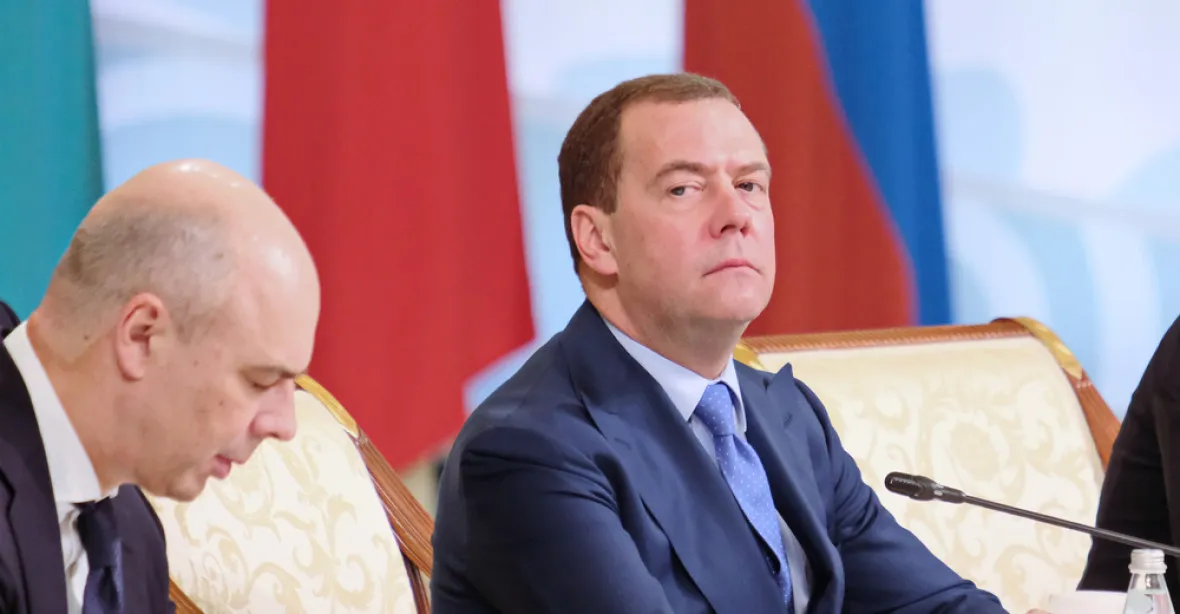 Pokud Ukrajina zaútočí na Krym, přijde její soudný den, pohrozil Medveděv