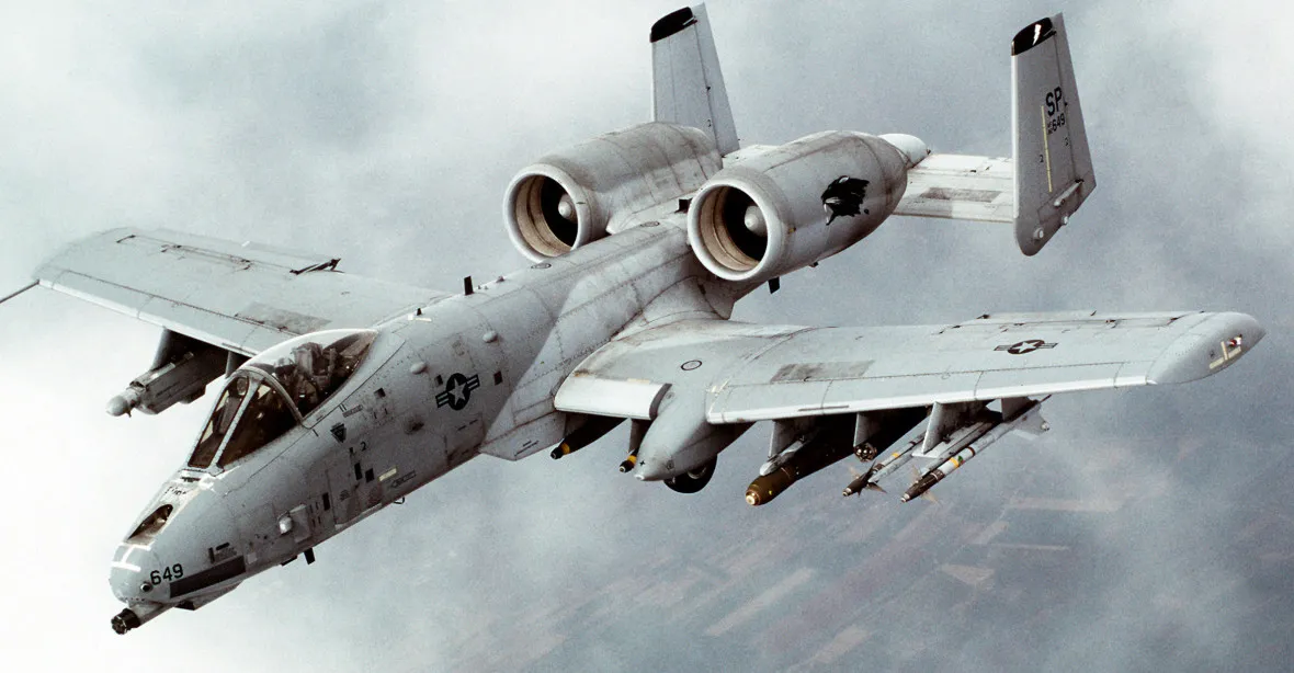 Ukrajina může dostat ikonická americká „prasata“ A-10, naznačil tajemník letectva