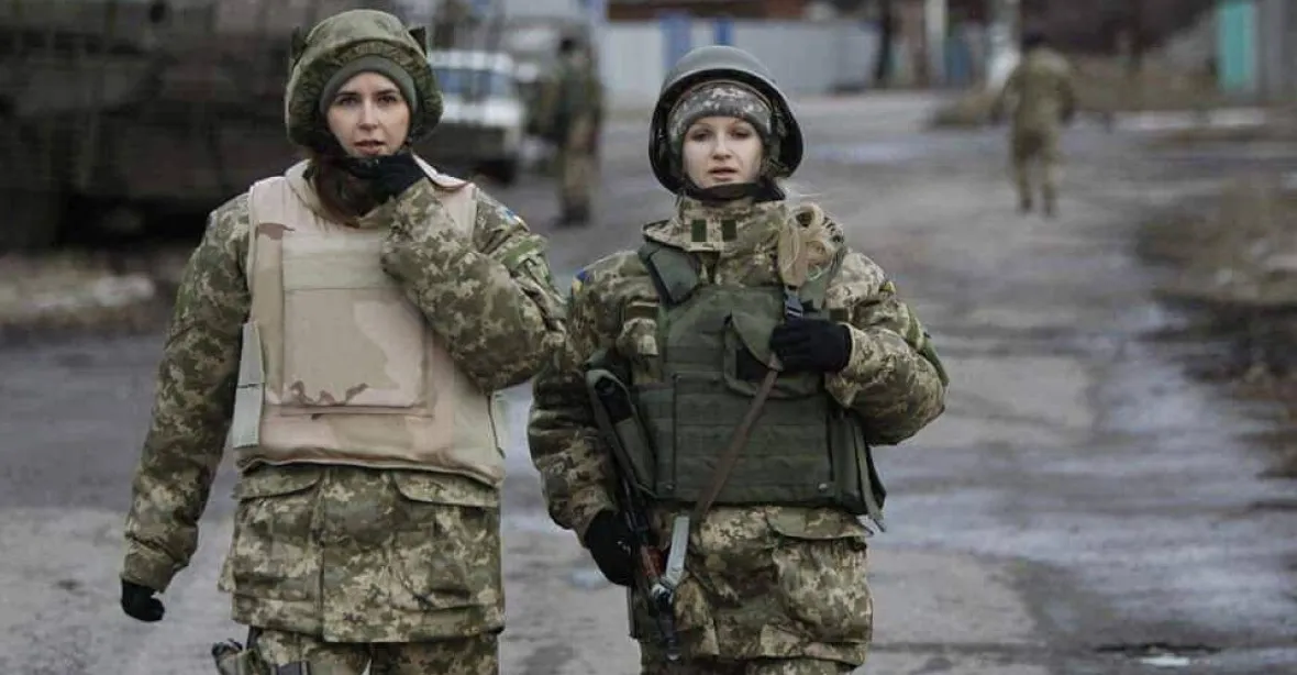Na ukrajinských frontách je v první linii více než pět tisíc vojákyň. Řídí tanky i palbu z děl