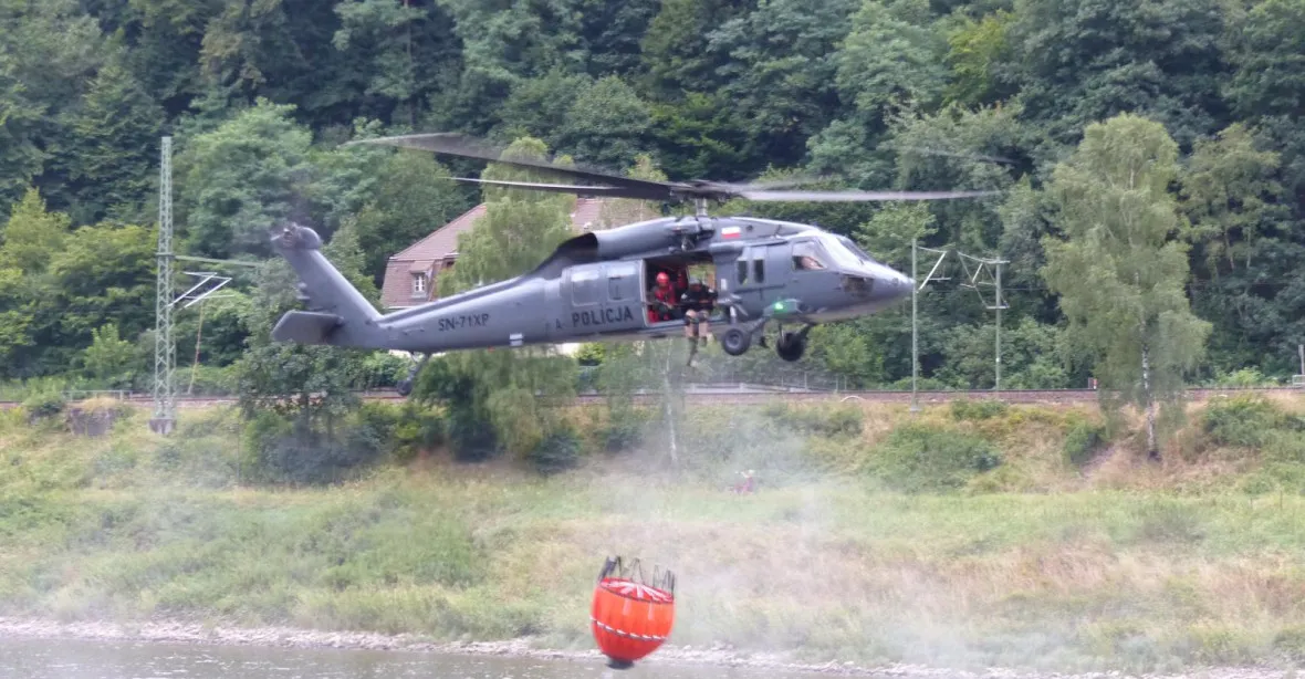 Hasiči se spoléhají na pomoc vrtulníků ze zahraničí, naše jsou v „žalostném stavu“