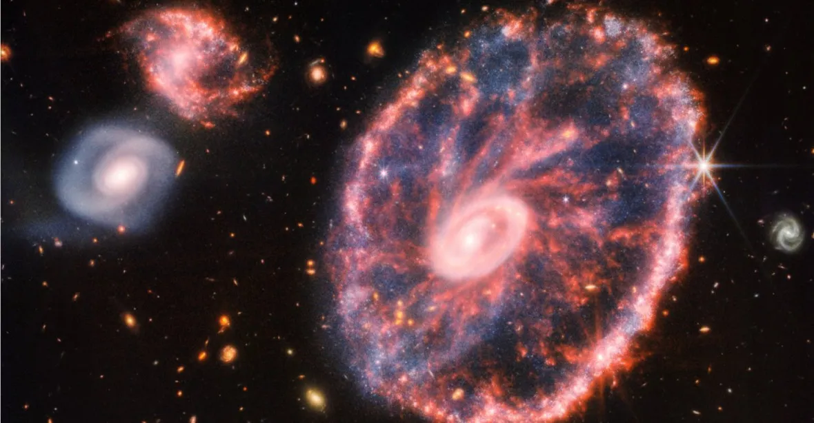 Teleskop Jamese Webba pořídil fascinující snímky galaxie Cartwheel