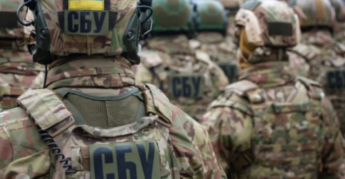 Ukrajinská armáda ohrožuje civilisty. Podle pozorovatelů umísťuje zbraně do obytných zón
