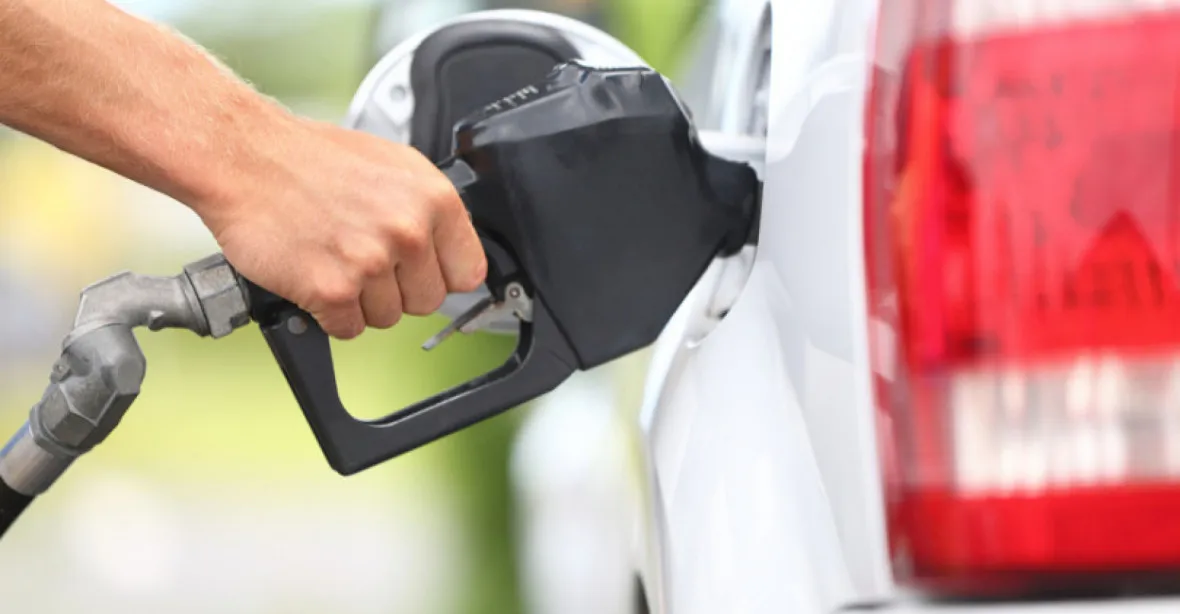 Ceny benzínu šroubují nahoru pumpaři. „Stát jim přihrává stovky milionů“